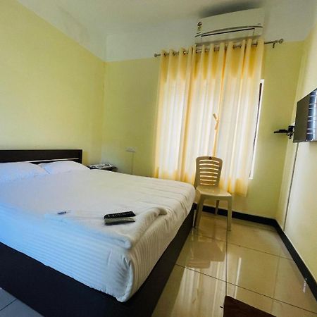 Akr Residency Hotell Kazhakuttam Exteriör bild