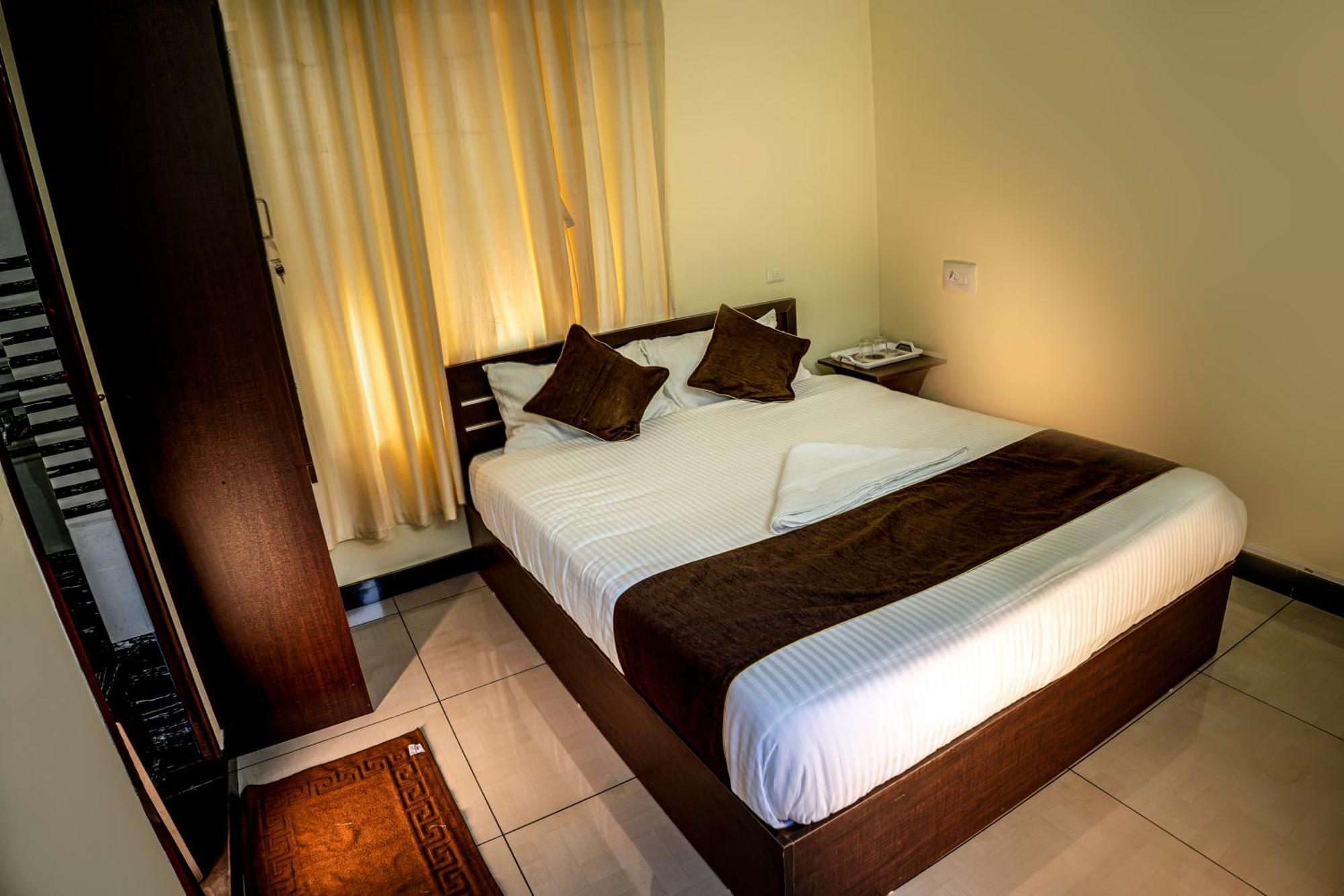 Akr Residency Hotell Kazhakuttam Exteriör bild