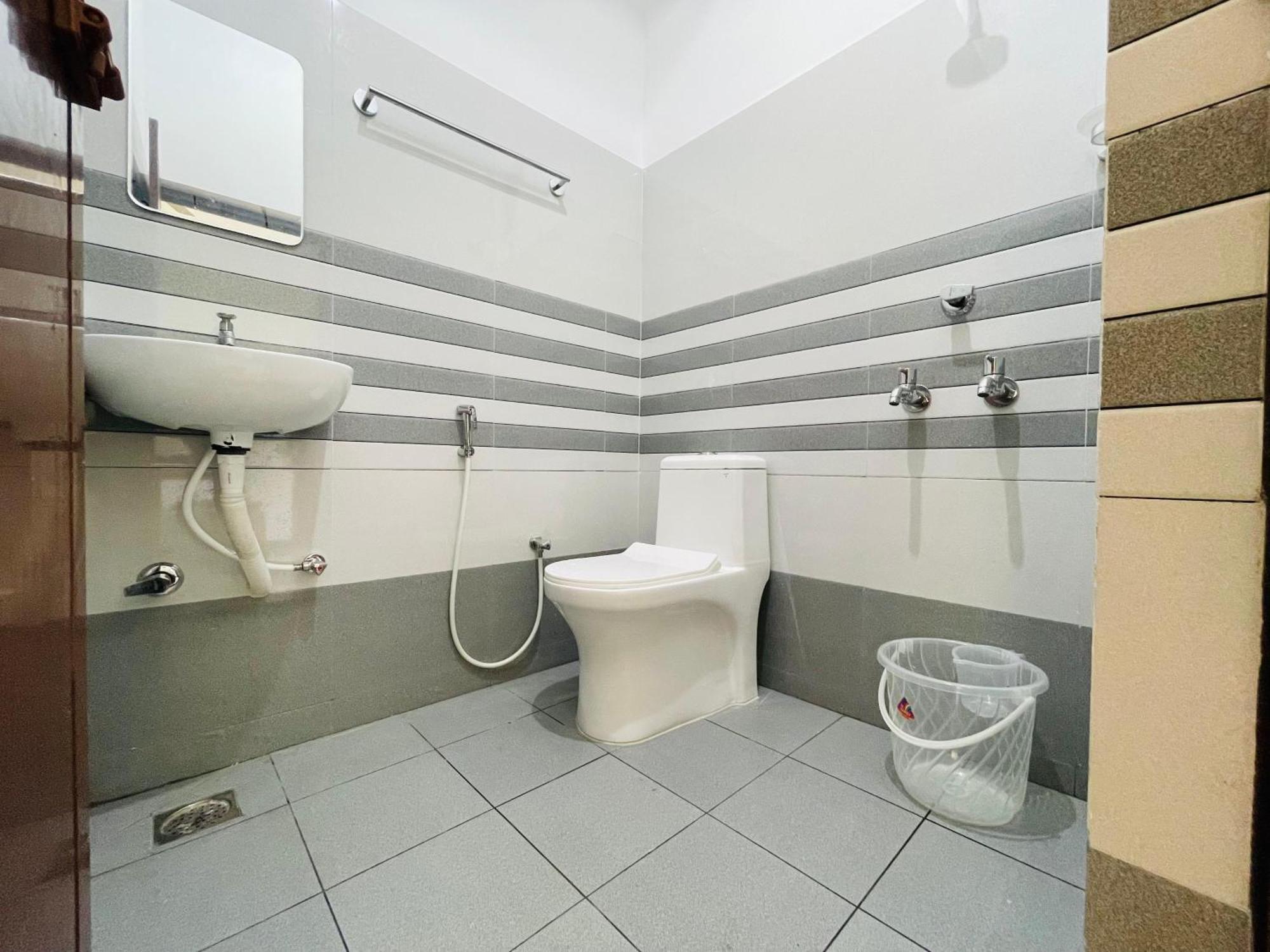 Akr Residency Hotell Kazhakuttam Exteriör bild