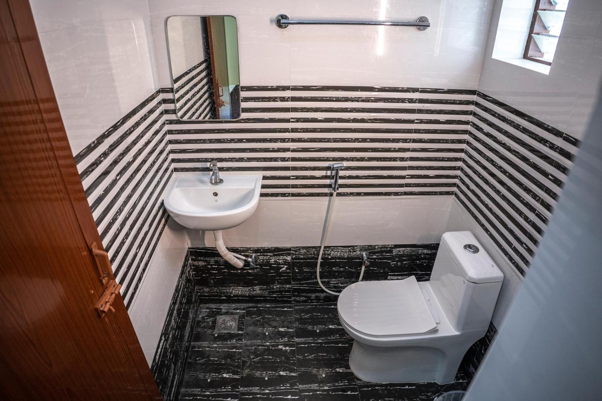 Akr Residency Hotell Kazhakuttam Exteriör bild