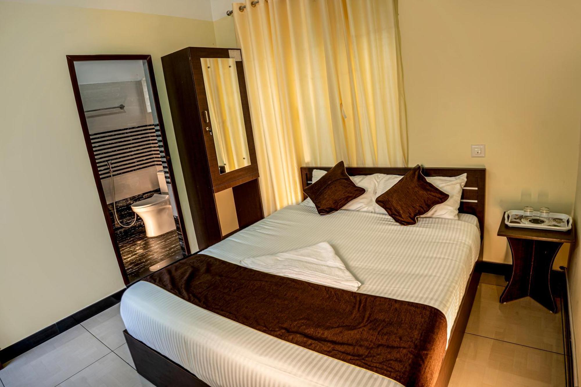 Akr Residency Hotell Kazhakuttam Exteriör bild