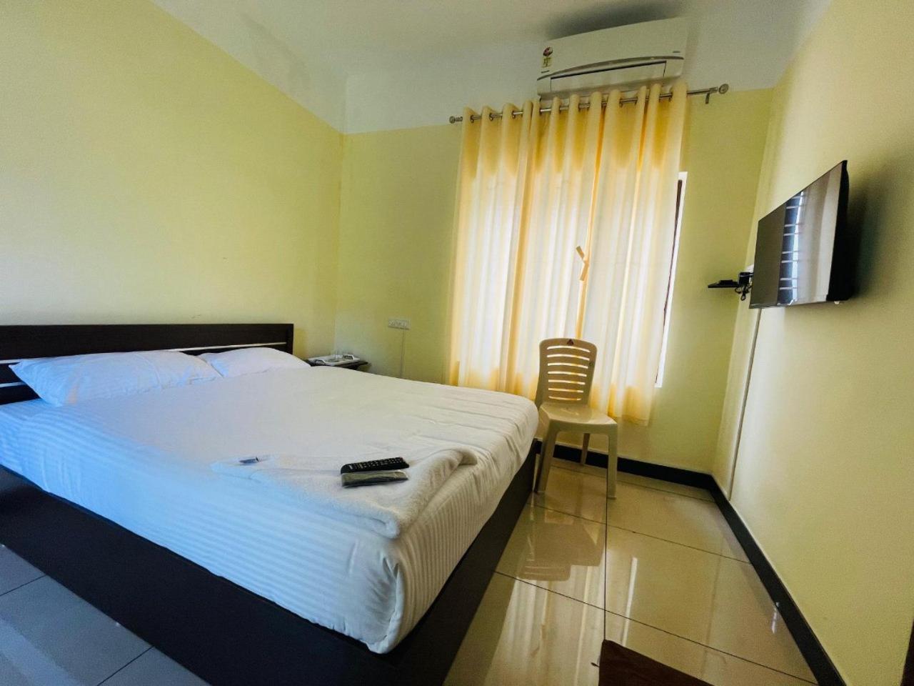 Akr Residency Hotell Kazhakuttam Exteriör bild